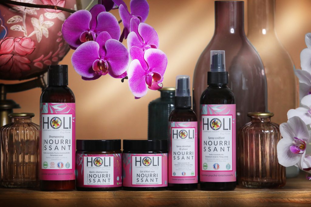 La gamme Nourrissant de Holi Cosmétiques Naturels est une routine de soins "psycho-émotionnels" aux huiles essentielles de Géranium rosat et d'Ylang-Ylang, conçue pour hydrater intensément les cheveux secs tout en favorisant le lâcher-prise.