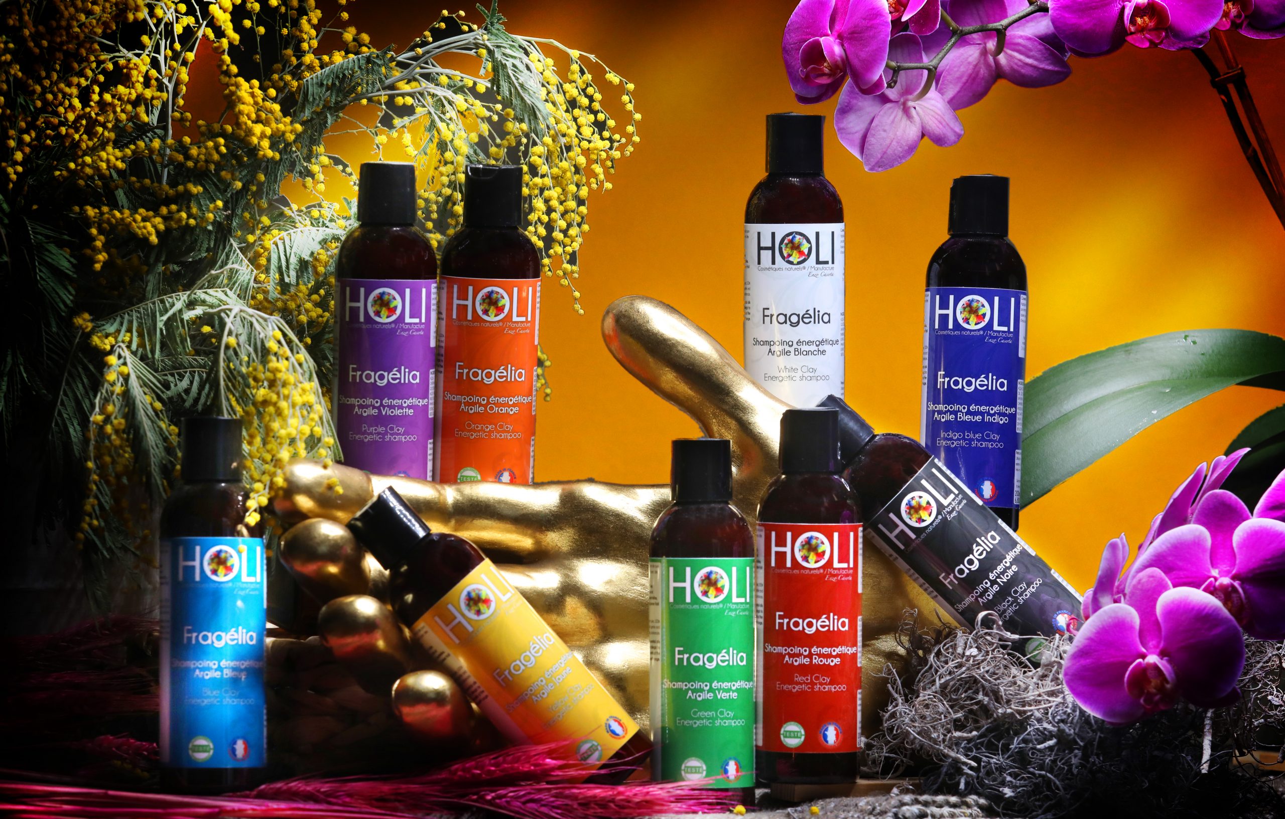 La gamme Fragélia de Holi Cosmétiques Naturels est une collection de shampooings énergétiques aux argiles de couleurs, conçue pour rééquilibrer le cuir chevelu et l'état émotionnel selon les principes de la chromathérapie.