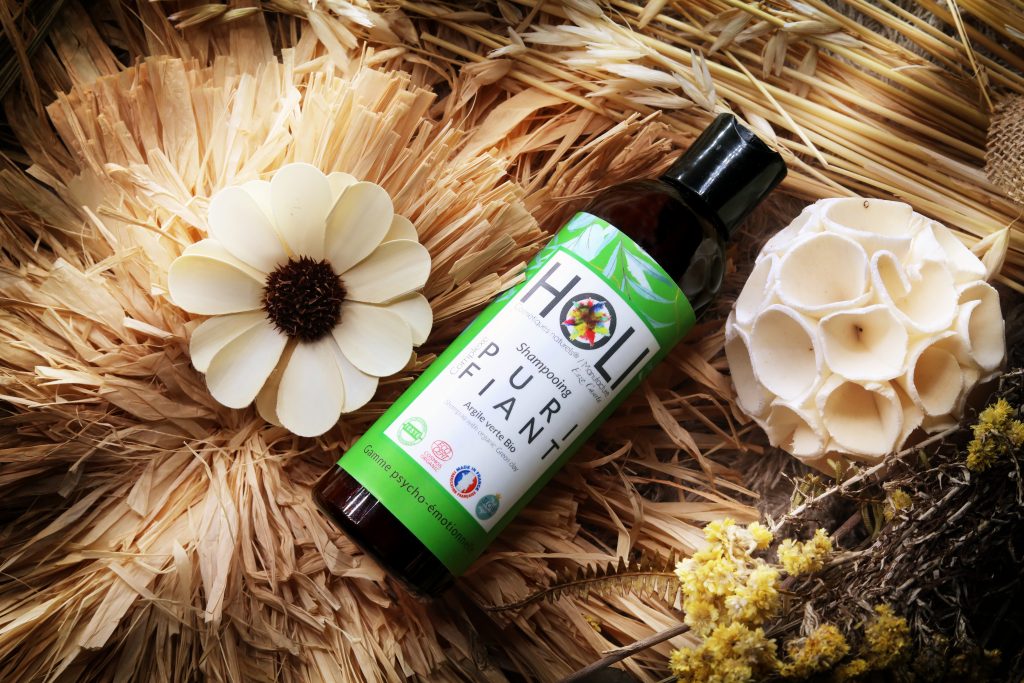 Le Shampooing Purifiant de Holi Cosmétiques Naturels est un soin à l'argile verte bio qui régule l'excès de sébum et détoxifie le cuir chevelu tout en offrant un rituel de bien-être aromatique.