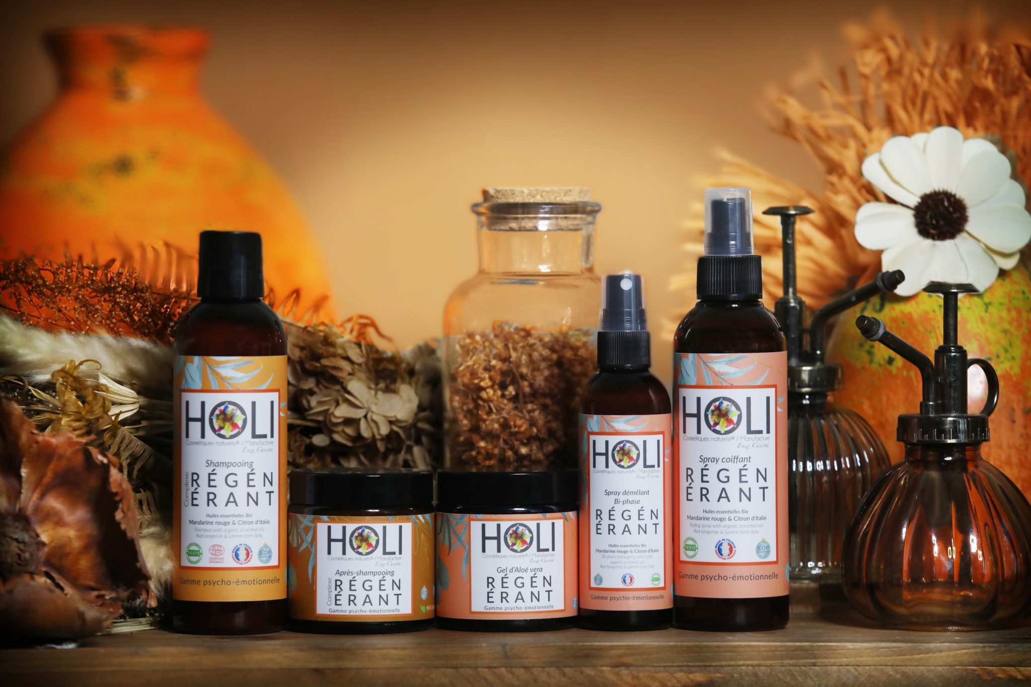 La gamme Régénérant de Holi Cosmétiques Naturels est une routine de soins "psycho-émotionnels" à base d'huiles essentielles bio (Mandarine, Sauge, Cèdre), conçue pour réparer en profondeur les cheveux abîmés tout en apportant calme et sérénité.
