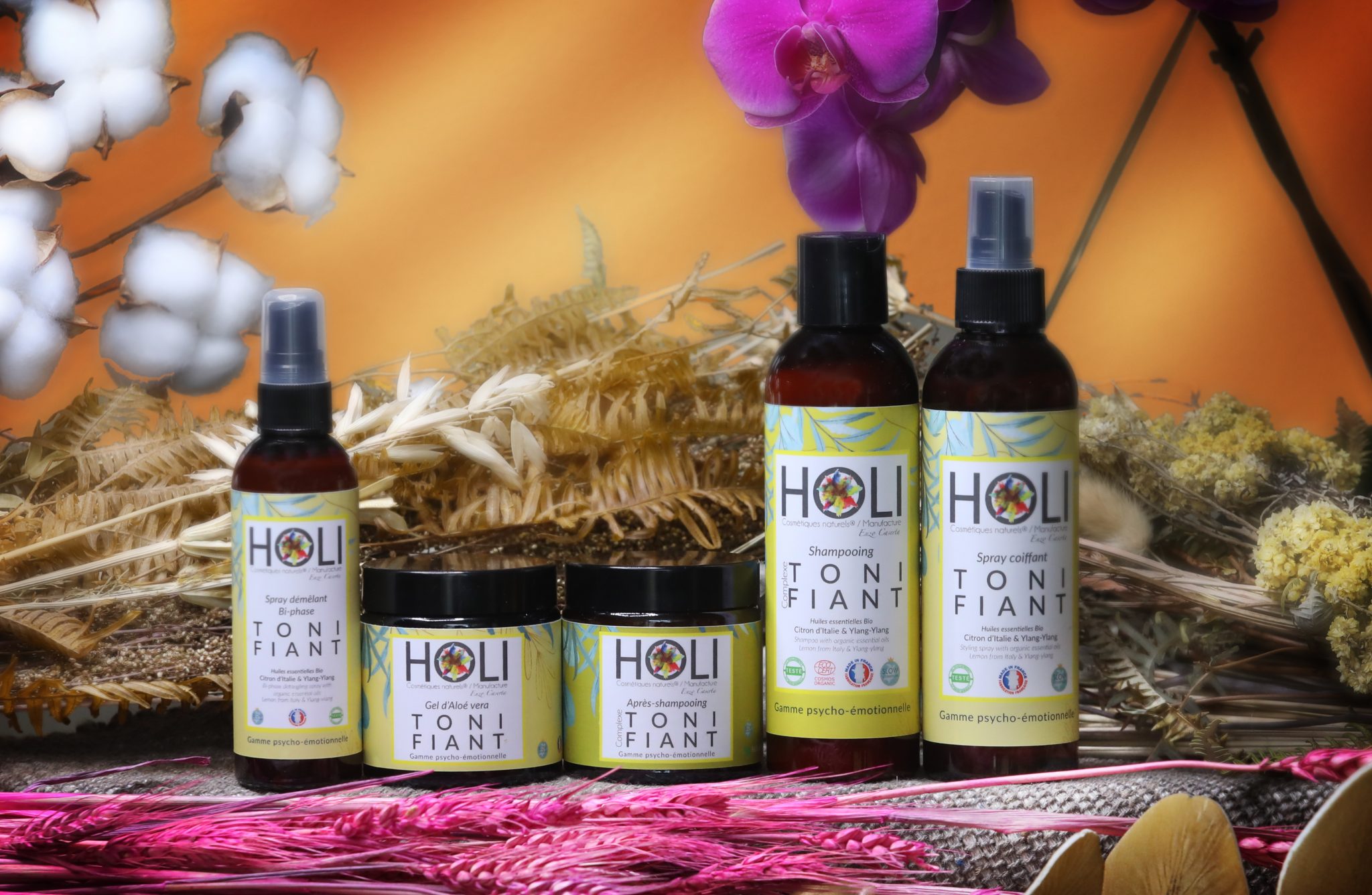 La gamme Tonifiant de Holi Cosmétiques Naturels est une routine de soins énergétiques aux huiles essentielles bio de Citron et d'Ylang-Ylang, conçue pour revitaliser les cheveux ternes et stimuler la bonne humeur.