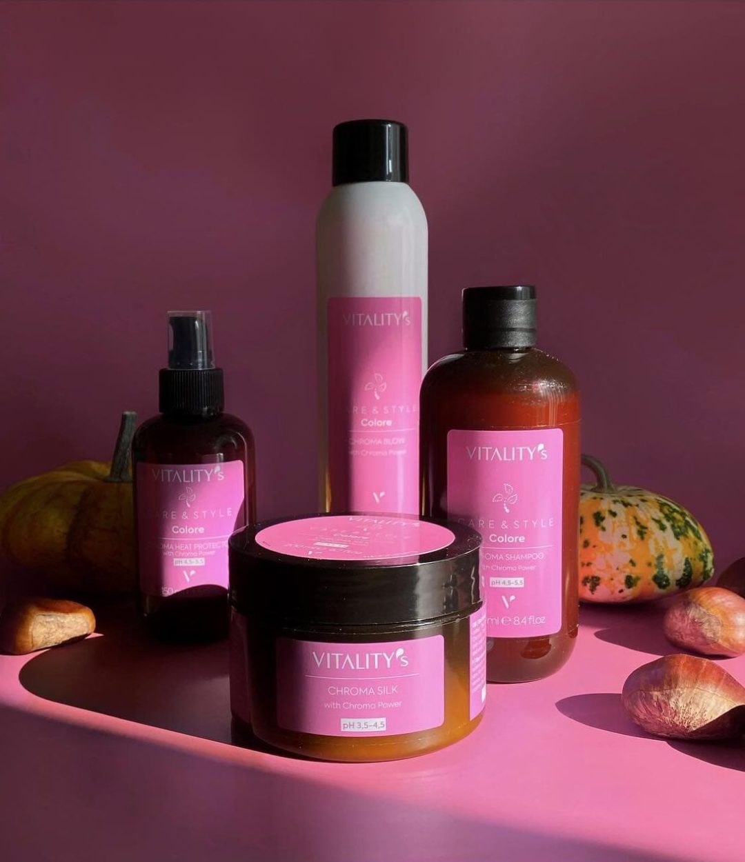 Gamme Care & Style Colore de Vitality's pour cheveux colorés : Chroma Shampoo : Nettoie et fixe la couleur (pH acide). Chroma Silk (pot) : Masque lissant et illuminateur. Chroma Heat Protector (pompe) : Sérum protecteur thermique et anti-frisottis. Chroma Blow (blanc) : Spray de finition pour une brillance instantanée. Le complexe Chroma Power (grenade) réduit la perte de couleur de 25 %.
