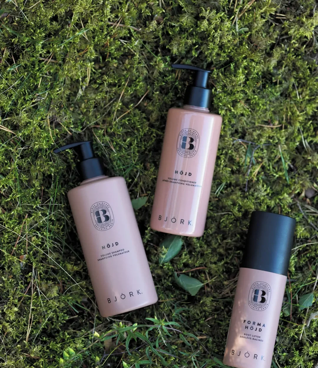 La gamme Höjd de Björk est une routine volumisante suédoise (shampooing, après-shampooing et spray racine) qui apporte corps et structure aux cheveux fins grâce à l'extrait de bouleau.