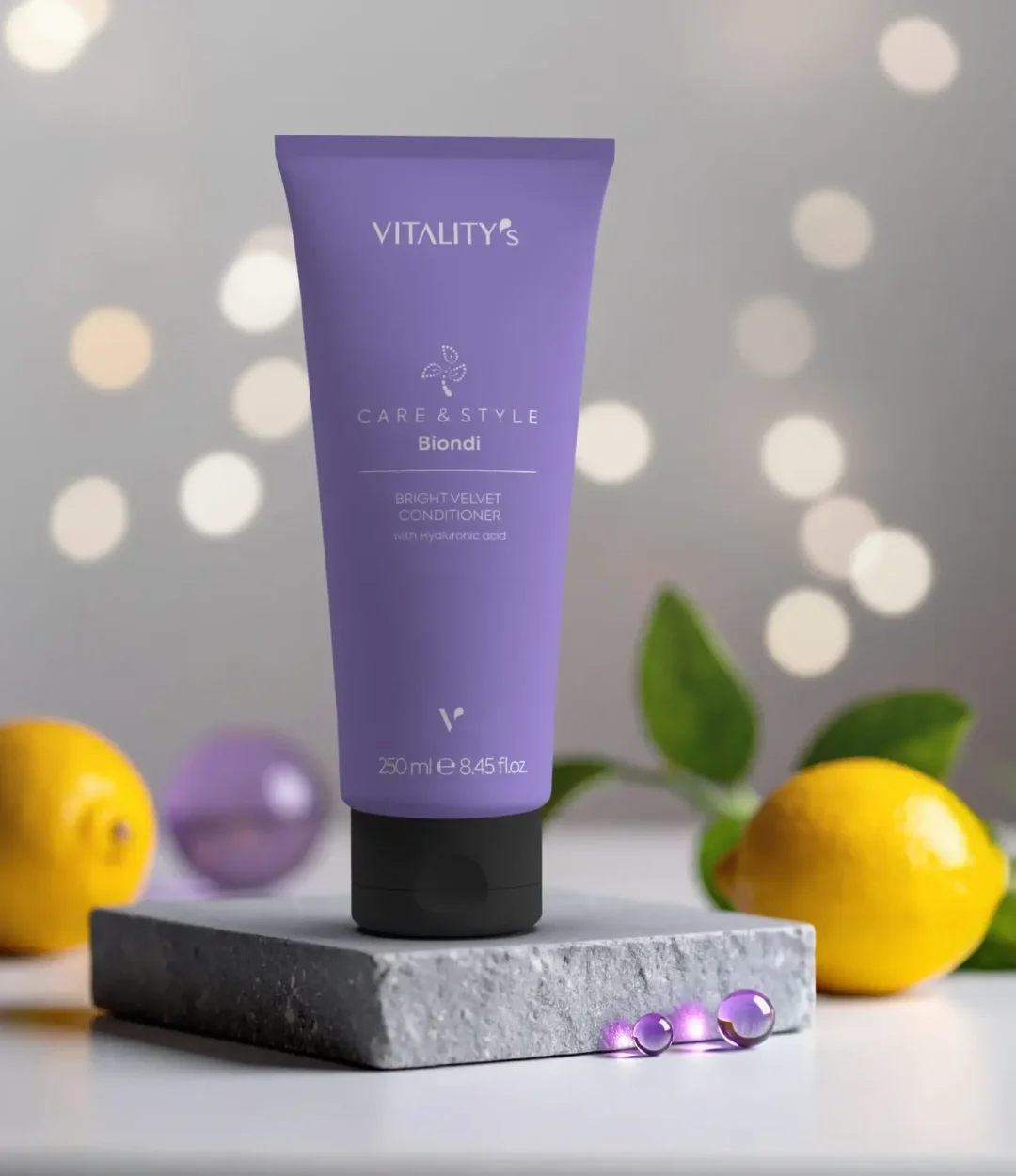 C'est un après-shampooing conçu pour les cheveux blonds, décolorés ou gris :
Neutralisation : Ses pigments violets éliminent les reflets jaunes et orangés indésirables.
Hydratation : Enrichi en acide hyaluronique, il répare la fibre capillaire souvent fragilisée par les décolorations.
Douceur : Il laisse les cheveux soyeux ("Velvet") et facilite le démêlage.