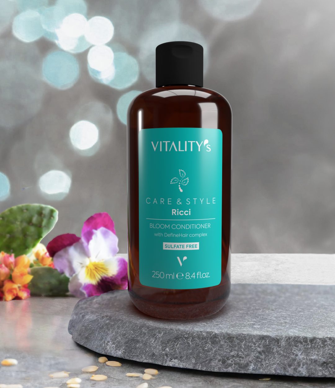 Le Bloom Conditioner Ricci de Vitality's est un après-shampooing sans sulfate qui définit les boucles et dompte les frisottis grâce au complexe DefineHair.