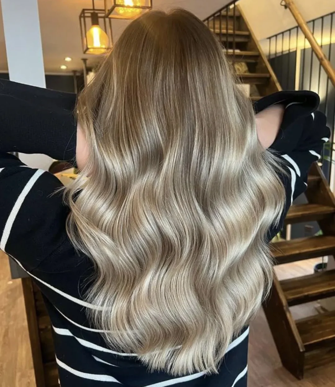 Une coloration permanente en une seule étape pour un résultat sun-kissed naturel. Parfaite sur cheveux vierges, éclaircis ou déjà colorés.