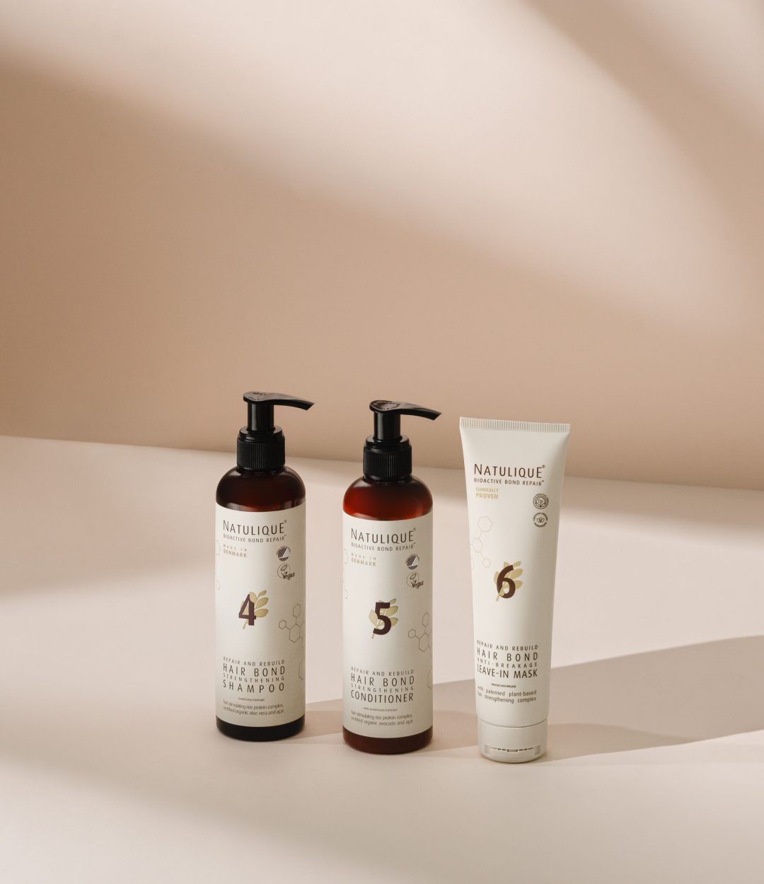 Le rituel maison pour prolonger la réparation. Shampooing, après-shampooing et masque sans rinçage: trois soins pensés pour fortifier la fibre jour après jour, entre deux rendez-vous au salon.
