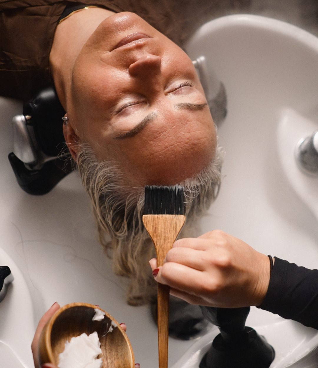 L'expérience Head Spa, c'est ça. Un moment de pause, où le cuir chevelu retrouve son équilibre et où les cheveux reprennent vie.