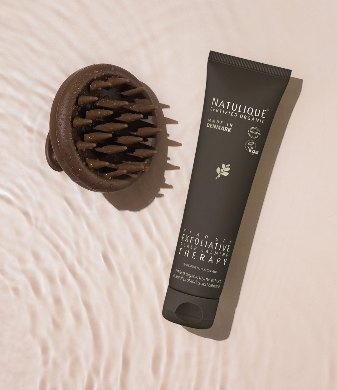 L'exfoliant cuir chevelu qui purifie et apaise. Enrichi en thym bio, probiotiques naturels et caféine. Pour un cuir chevelu net et tonifié.