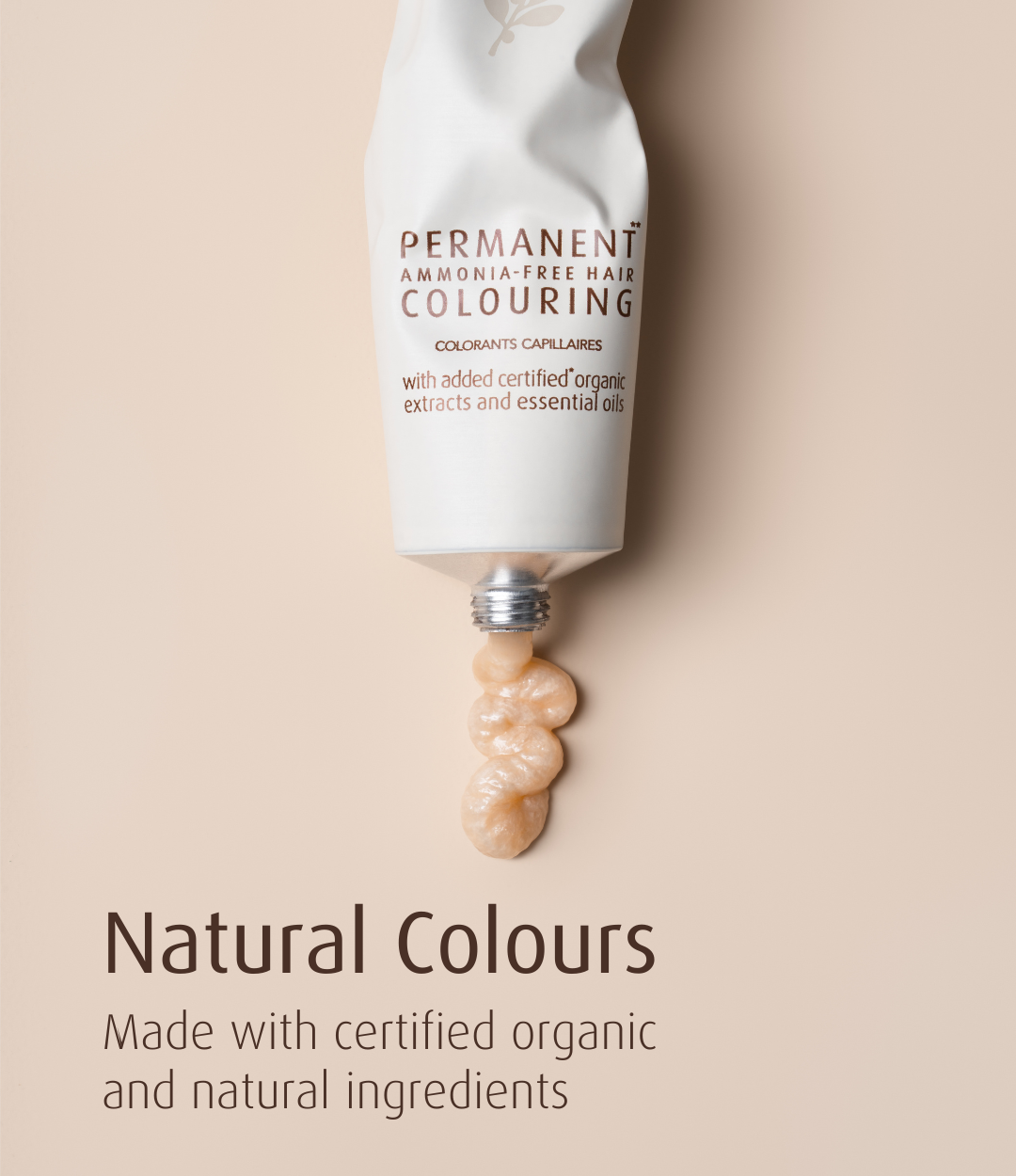 Une coloration permanente sans ammoniaque, formulée avec des ingrédients certifiés bio et des huiles essentielles. La preuve qu'on peut sublimer ses cheveux tout en les respectant.