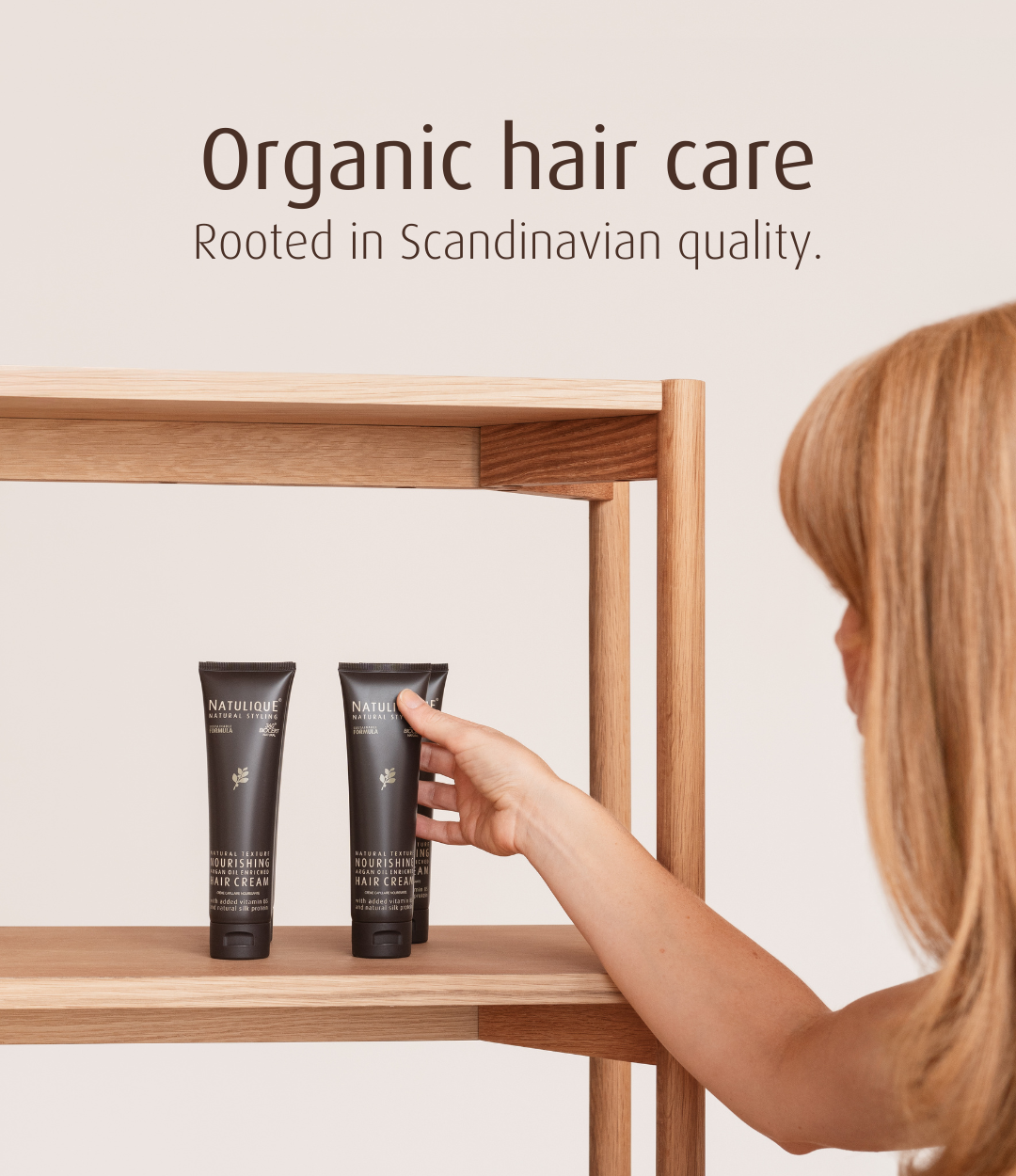 Le soin capillaire bio, ancré dans la qualité scandinave. Une approche minimaliste et exigeante, pour des résultats qui parlent d'eux-mêmes.