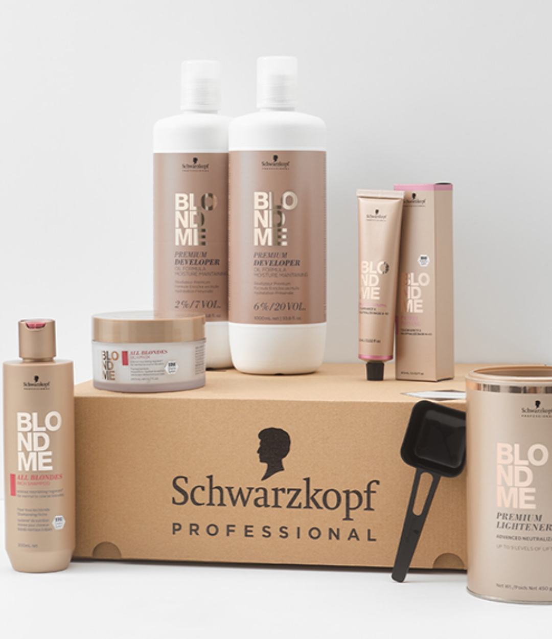 L'expertise blonde signée Schwarzkopf Professional. La gamme BlondMe propose une routine complète pensée pour les cheveux blonds: éclaircissement, neutralisation, soin et entretien. Pour des blonds lumineux, nuancés et durables.